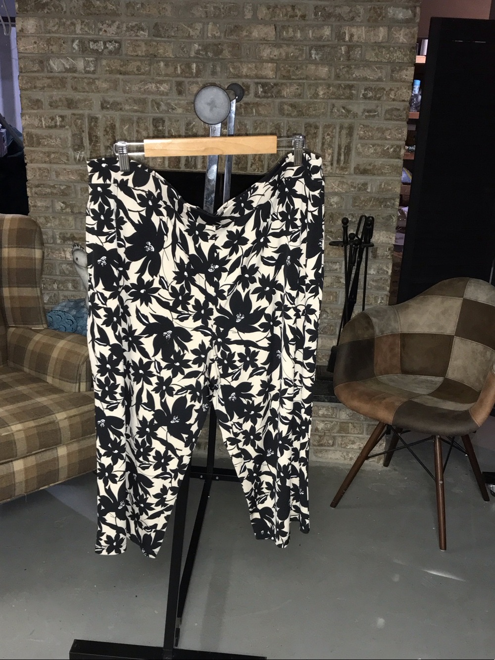 Susan Graver Black & Cream Floral Cropped Wide-Leg Pants